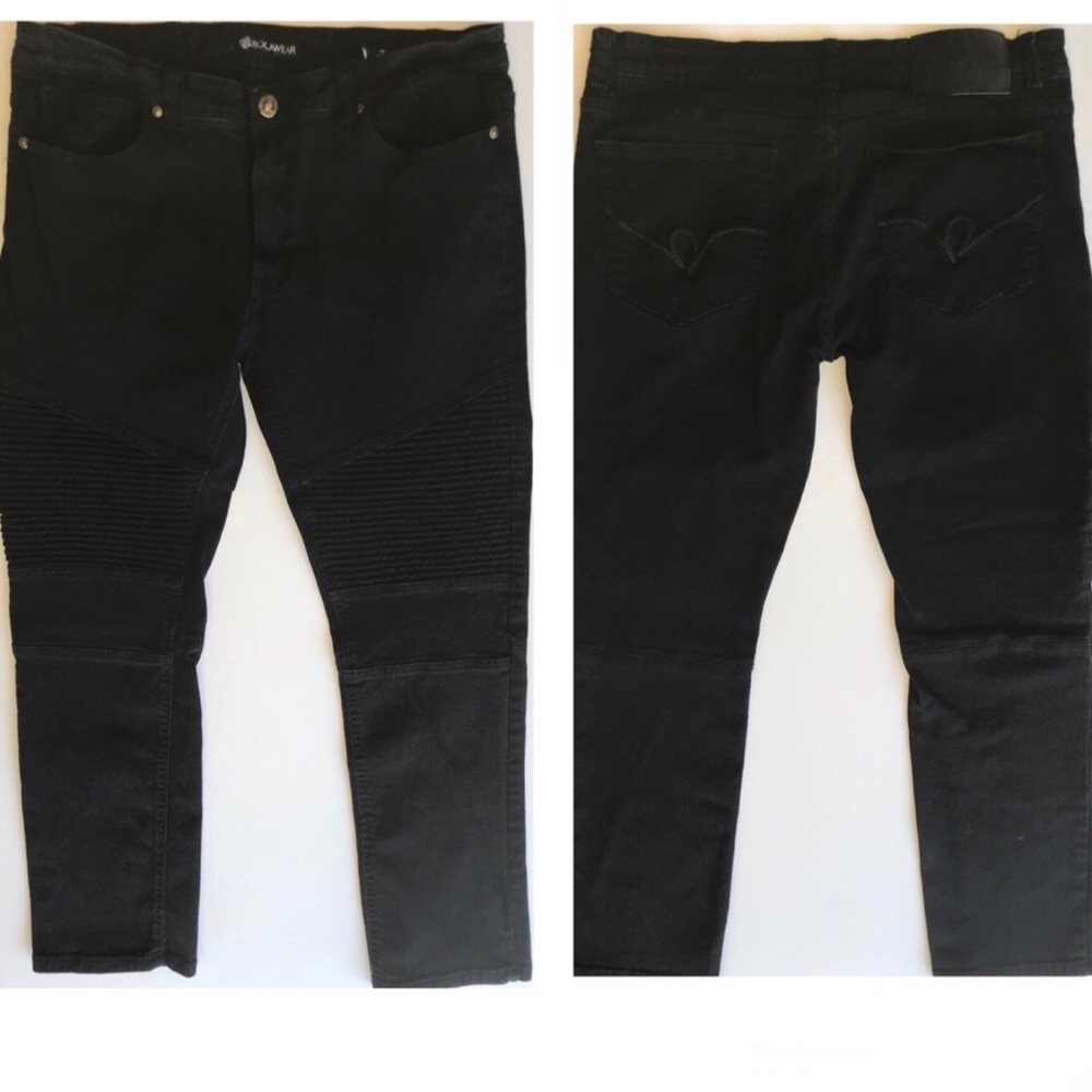 RocaWear Black Jeans W/Pleated Thigh Detail.